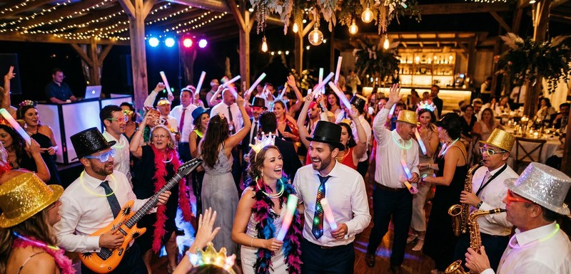 אביזרים לחתונה: המדריך הלוגיסטי לרחבת ריקודים תוססת